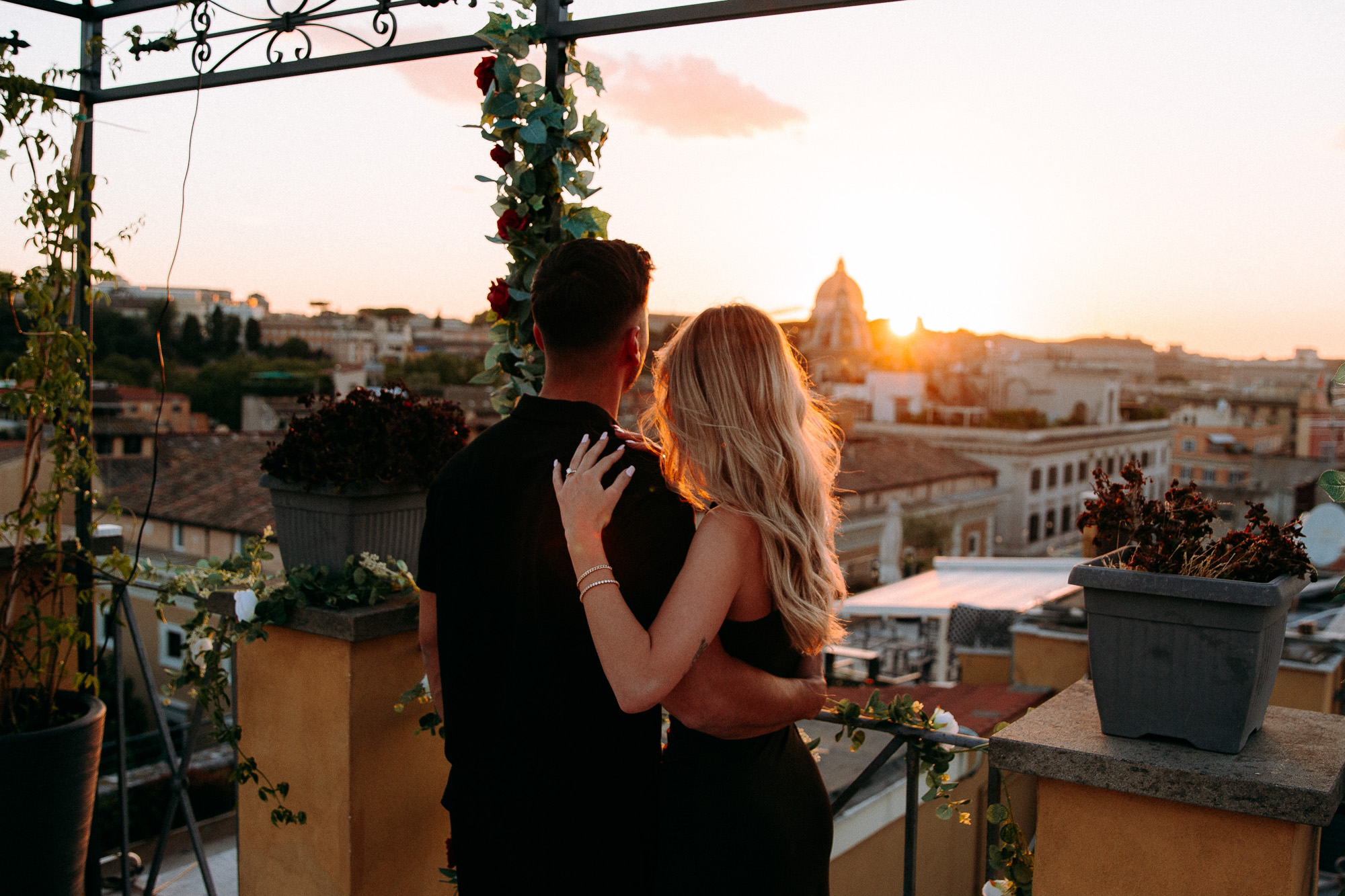 Plan a luxury proposal in Rome with exclusive locations, refined decoration and professional photography. An unforgettable proposal in Rome.